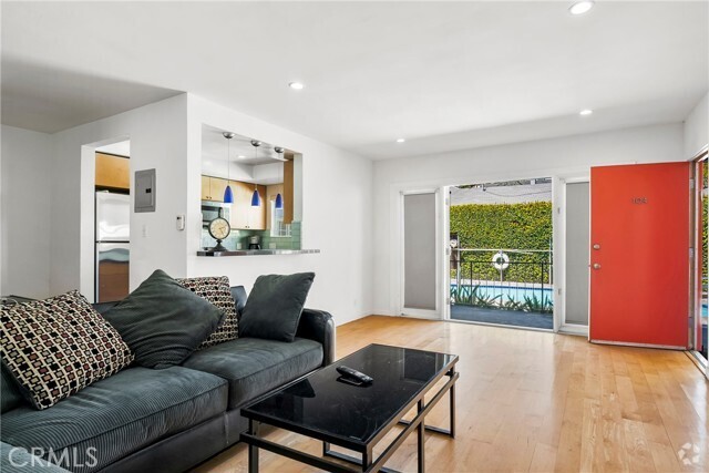 Building Photo - 1328 Havenhurst Dr Unit 104 Rental