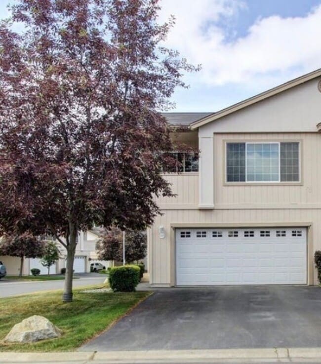 Building Photo - Condo Close to base! 3 bed/2bath/2car garage, Available now!