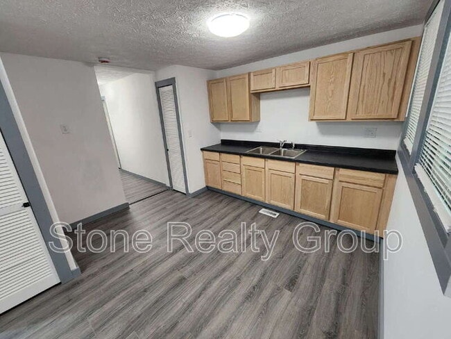 Photo - 1265 E High St