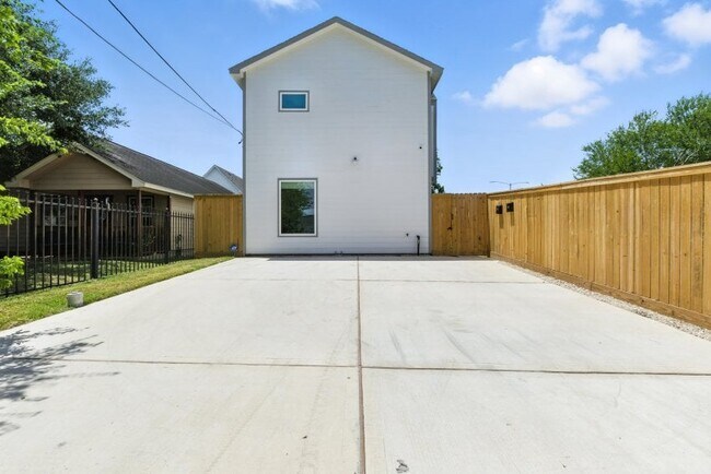 Photo - 3902 McKinley St Unit B room 3