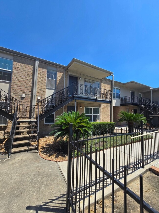 Building Photo - 5550 N Braeswood Blvd Unit 43