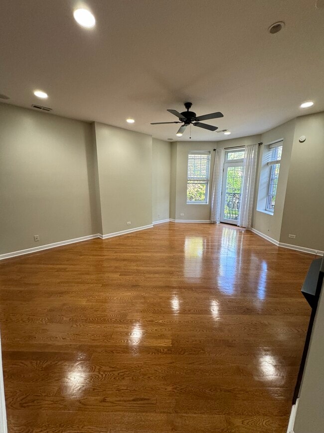 Building Photo - 1906 W Estes Ave Unit 2