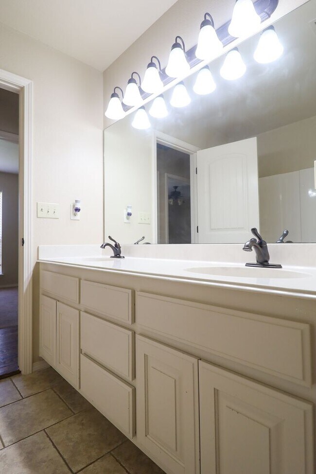 Photo - Spacious 4 bedroom 3 bathroom home In Sand Springs