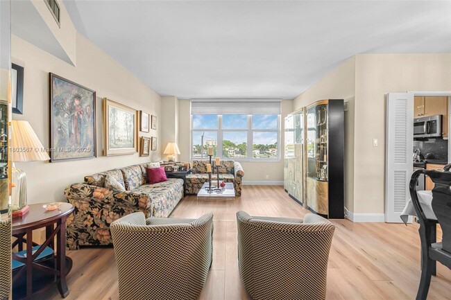 Building Photo - 4747 Collins Ave Unit 303 Rental