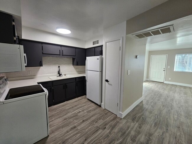 Building Photo - Apache Road Apartments