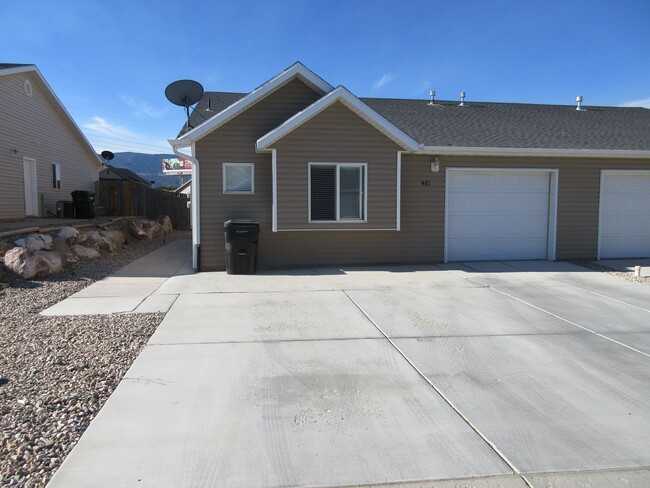 Building Photo - 3 bedroom, 2 bathroom twin home in Cedar W...
