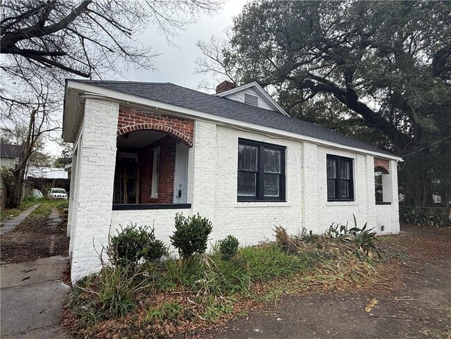 Building Photo - 1321 SpringHill Ave