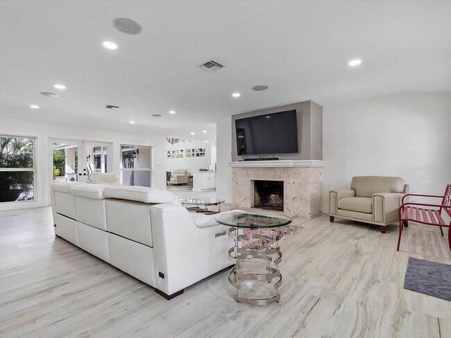 Photo - 411 Poinciana Dr