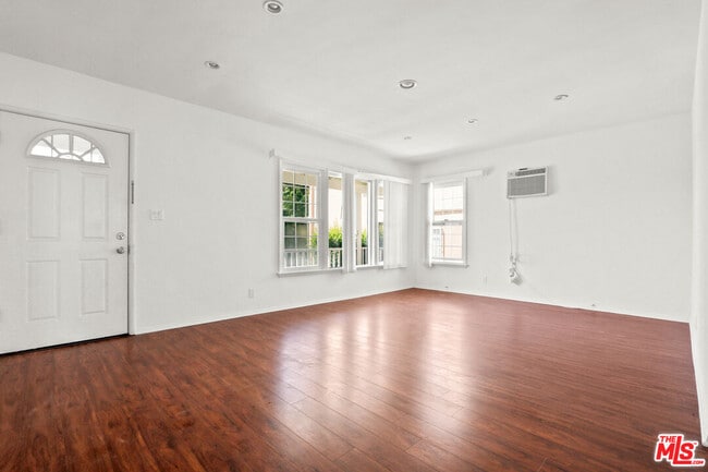 Photo - 8521 Saturn St