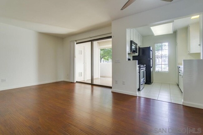 Photo - 13115 Wimberly Square Unidad 83 Rental