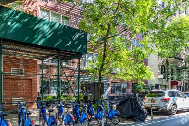 Photo - 180 Thompson St