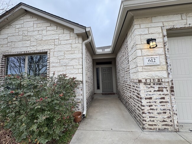 Photo - 612 Parkfield Ln