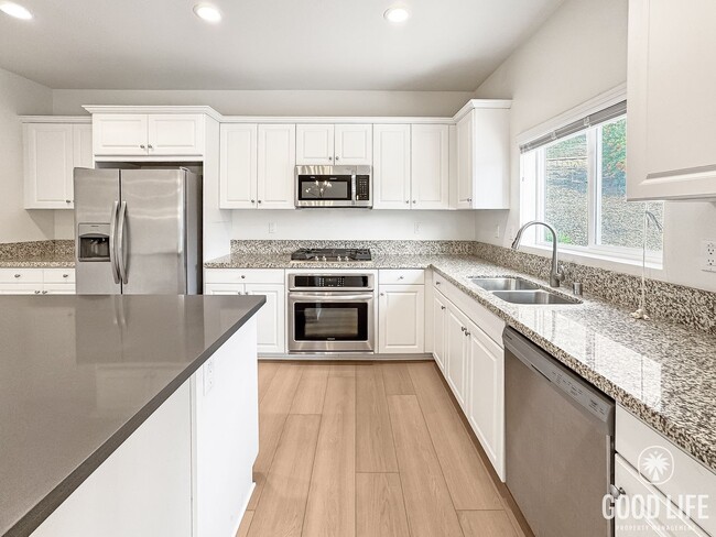 Photo - Beautiful 5Bd/3.5Ba Home in Cul-de-Sac in Riverside w/new Turf Back Yard and New Carpet!