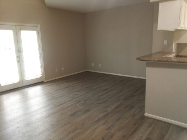 Sala de estar con puerta a patio cubierto - 7575 Cambridge St Unidad 1003