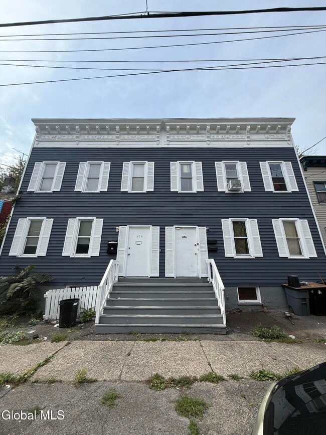 Building Photo - 474 3rd St Unit 2