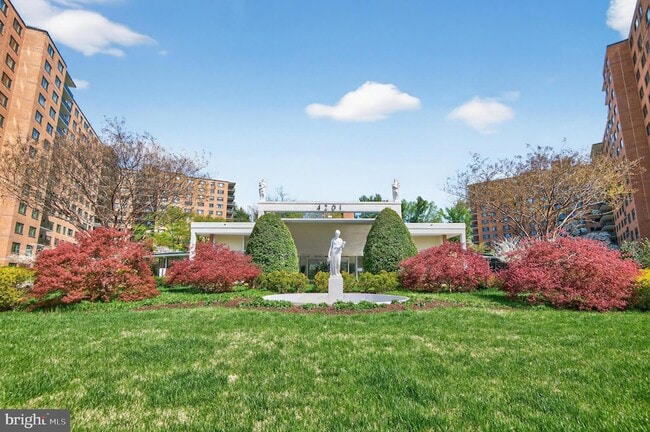 Building Photo - 4201 Cathedral Ave NW Unit 1012