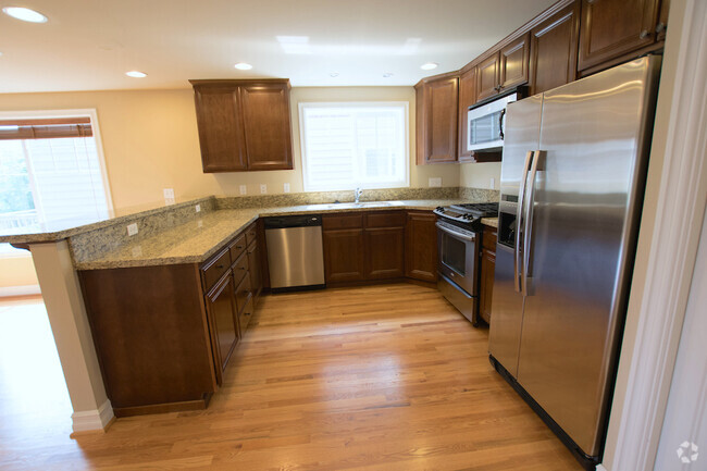 Building Photo - Beautiful 3 bed/2.5 bath townhome in North...