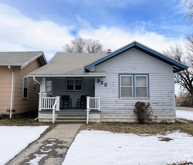 Building Photo - Spacious Two Bed One Bath House