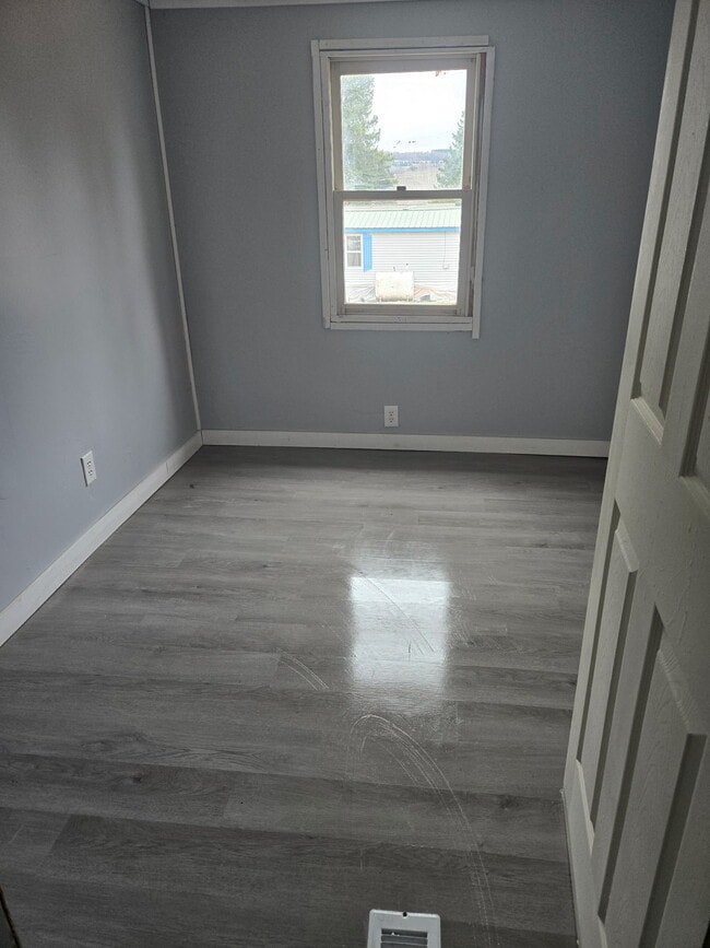 Photo - 435 Parsons Rd