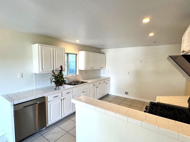 Photo - 728 5th Ave