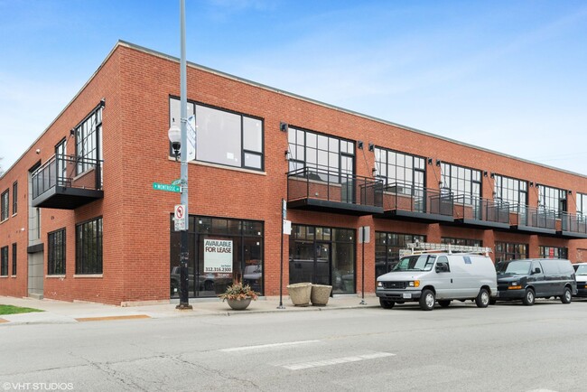Building Photo - Beautiful 3 Bed 2 Bath Duplex Unit 205