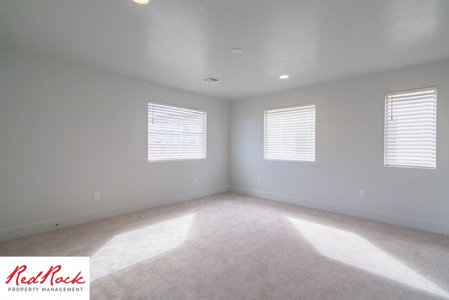 Photo - Spacious 4 Bedroom Home Near Hiking Trails