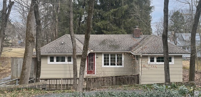 Building Photo - 11 Walnut St Unit Cottage Rental