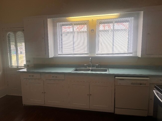 Kitchen - 210 W Oak St Unit # A