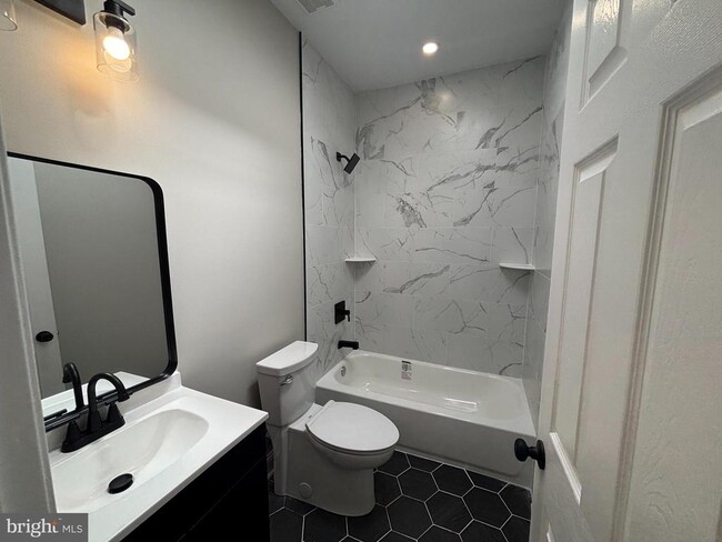 Building Photo - 1451 W Loudon St Unit 2