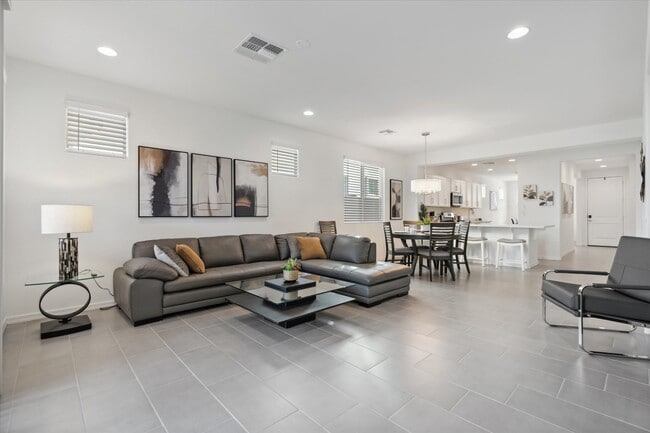 Amplia sala de estar con muebles modernos - 9014 W Oregon Ave