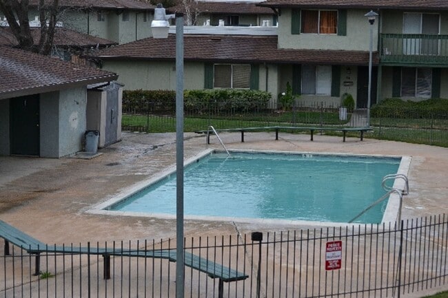 Building Photo - Spacious 2-Bedroom Condo