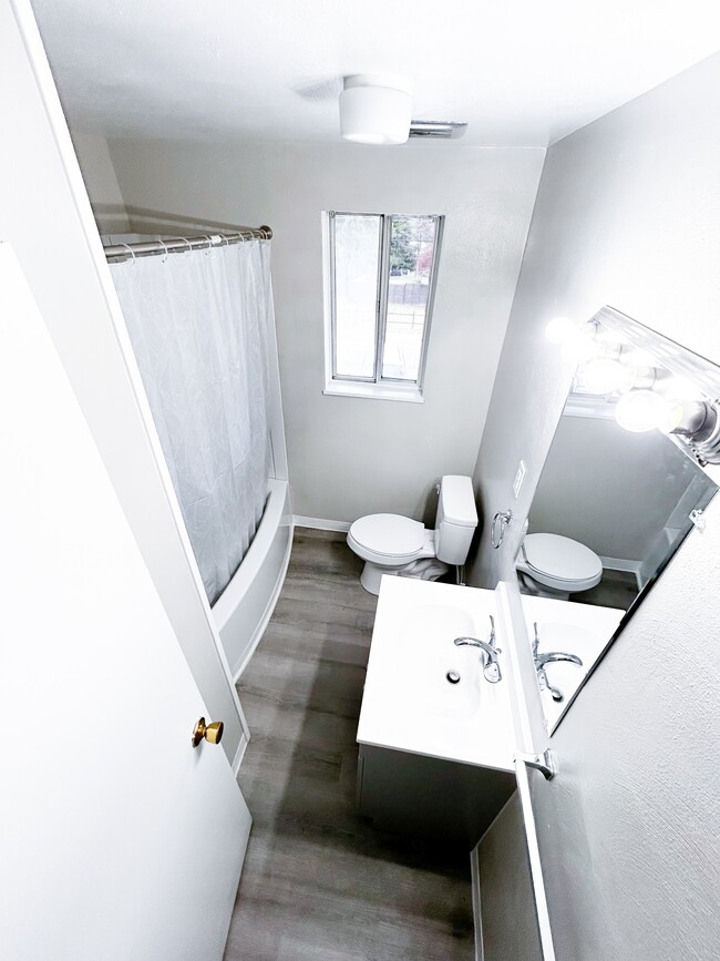 Main Bathroom - 505 Lee Rd Townhome