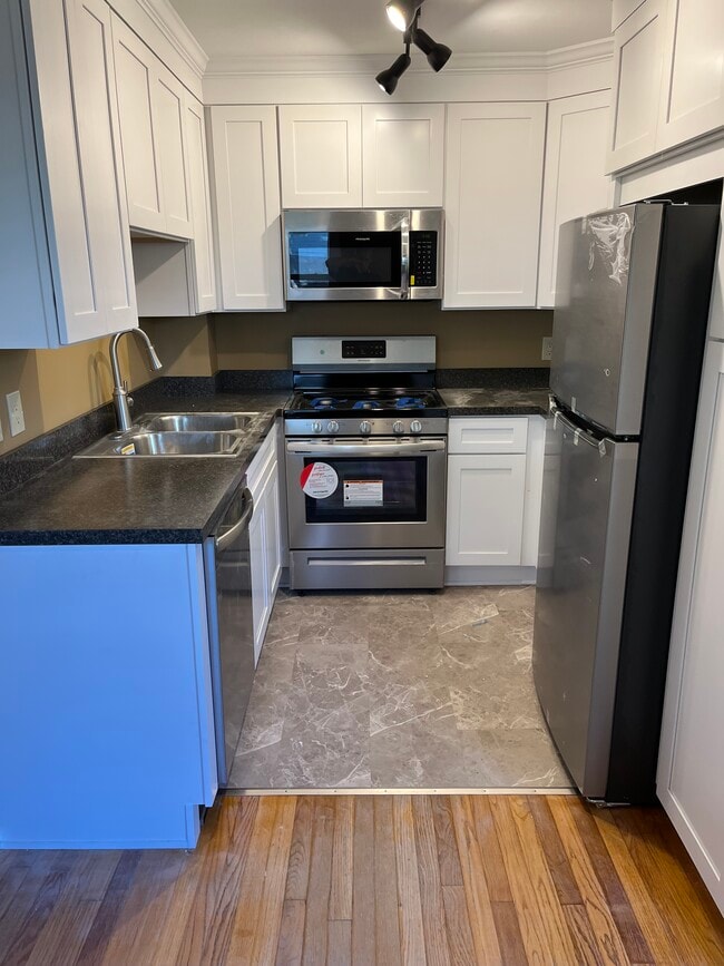 Photo - 121 E Genesee St