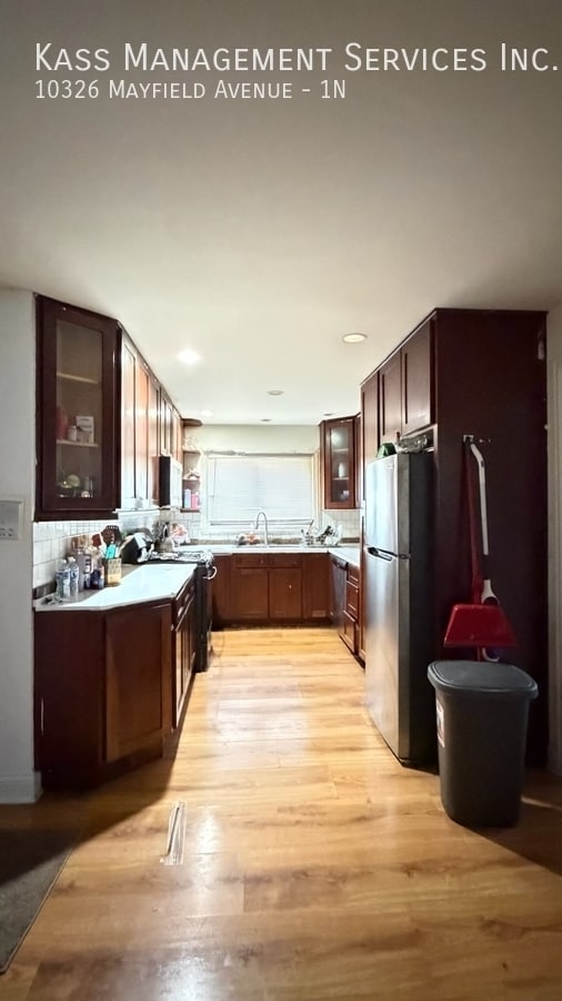 Building Photo - 10326 Mayfield Ave Unit 1N