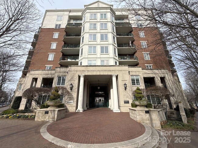 Building Photo - 300 W 5th St Unit 706