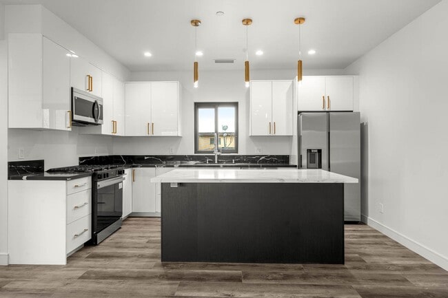 Building Photo - 1920 S Sherbourne Dr Unit 1