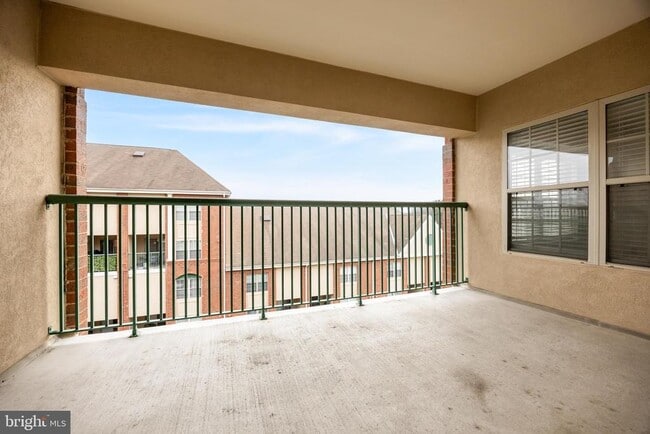 Photo - 6070 Main St