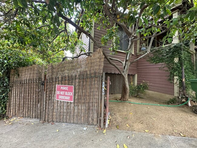 Building Photo - 1489 Wallace Ave Unit 2