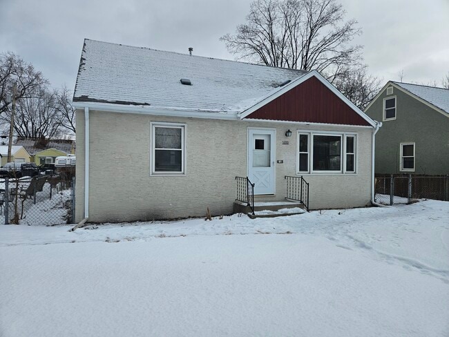 Building Photo - 5010 N Sheridan Ave