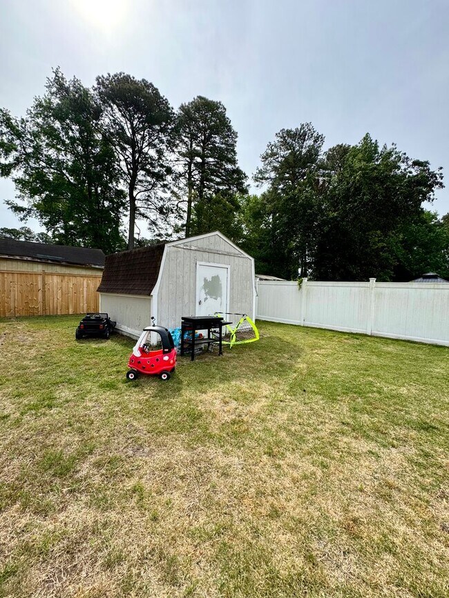 Photo - 4 bed 2 Bath Home for Rent in Portsmouth!