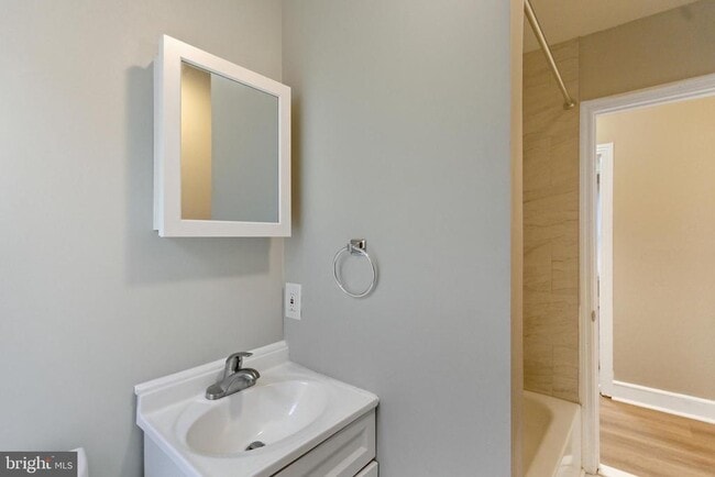 Photo - 2530 Collins St