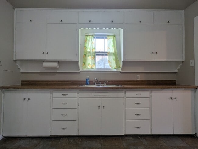 Building Photo - 900 McCormick St Unit #1
