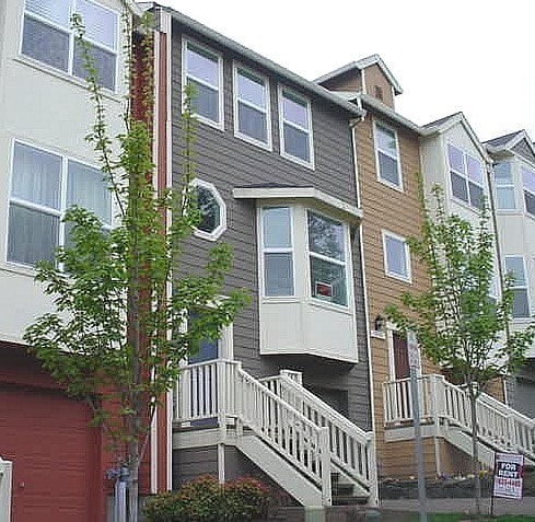Building Photo - Beautifully Updated Townhouse with New Car...