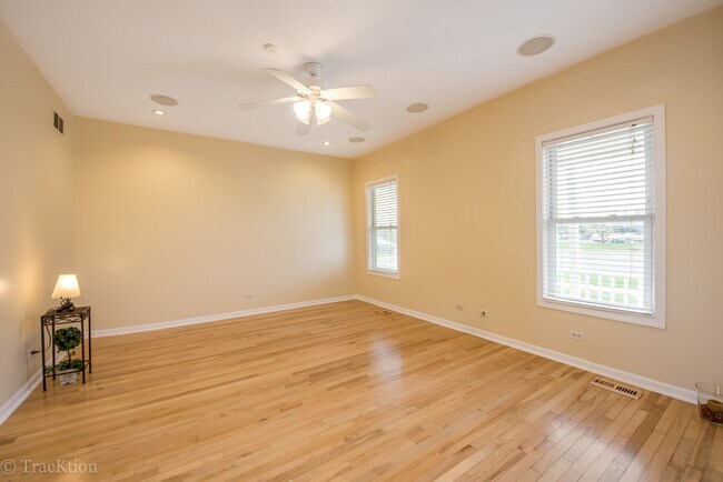 Photo - 826 Warren Ave