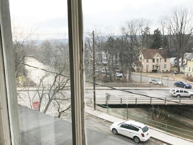 Photo - 103 E Spencer St