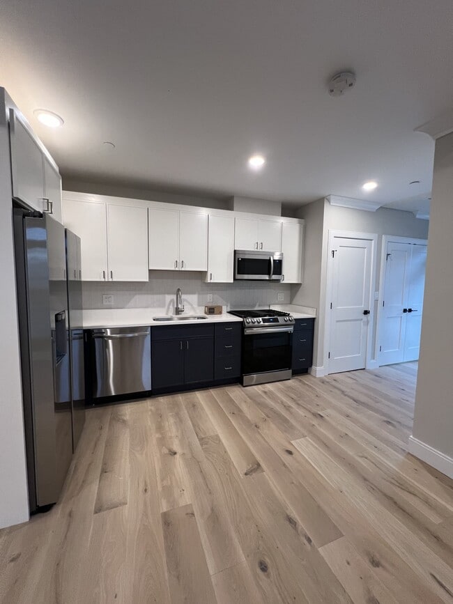 Building Photo - 158 Everett St Unit #101