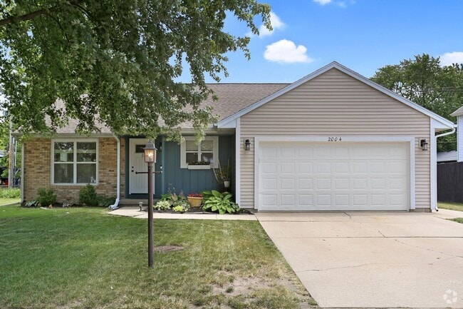 Building Photo - New Rental! 3 Bed, 2 Bath, 2 Car Garage, F...