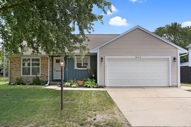 New Rental! 3 Bed, 2 Bath, 2 Car Garage, F... - New Rental! 3 Bed, 2 Bath, 2 Car Garage, F...