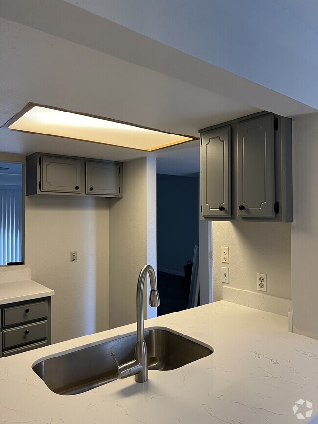 Building Photo - 1318 S Mitchell Dr Rental