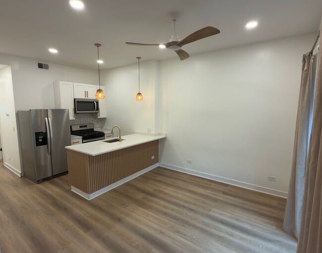 Building Photo - 1529 N Maplewood Ave Unit 2